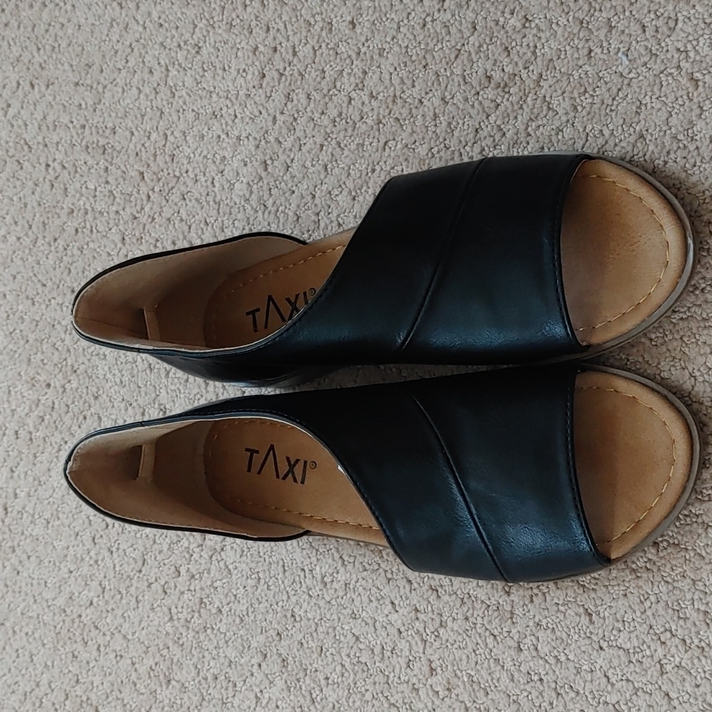 NWOT TAXI Shayla Womens Shoes Sandals